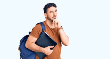 Sırt çantası takan Latin asıllı genç bir adam. Ciddi bir yüz ifadesiyle eli çenesinde soru sormayı düşünüyor. Kafa karıştırıcı bir fikir. 