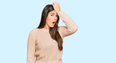 Kış süveteri giyen genç esmer kadın bir hata sonucu el ele tutuşup şaşırdı. Hatayı hatırla. Unuttum, kötü hafıza kavramı. 