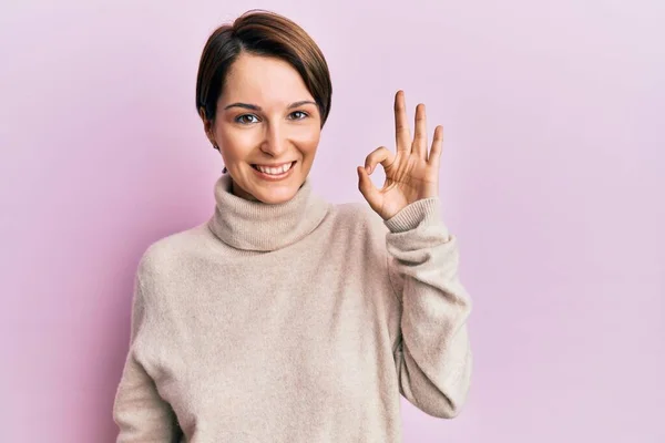 Mladá Brunetka Krátkými Vlasy Sobě Ležérní Zimní Svetr Pozitivním Úsměvem — Stock fotografie