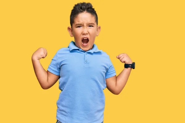 Kleiner Hispanischer Junge Lässiger Kleidung Wütend Und Wütend Die Fäuste — Stockfoto