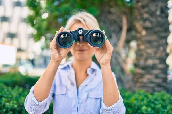 Young Blonde Woman Smiling Happy Looking New Opportunity Using Binoculars — Stock Photo, Image