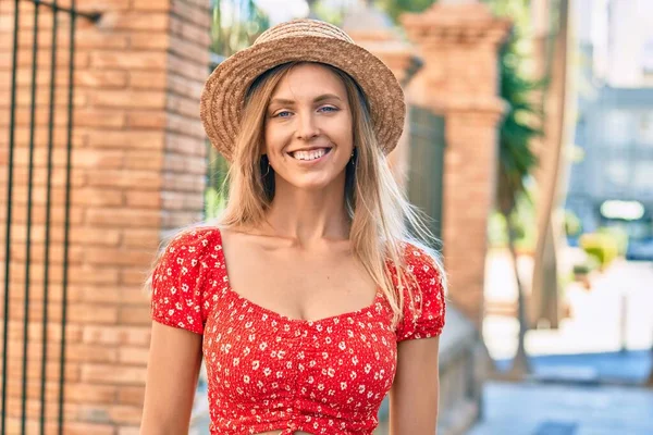 Jovem Loira Turista Vestindo Estilo Verão Andando Cidade — Fotografia de Stock