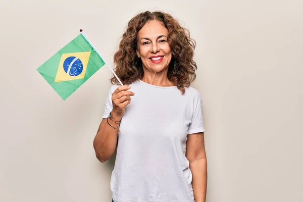 Medelåldern Vacker Patriotisk Kvinna Som Håller Brasiliansk Flagga Över Isolerade — Stockfoto