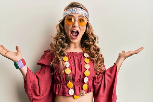 Giovane Ragazza Bionda Con Indosso Stile Bohemien Hippie Che Celebra — Foto Stock
