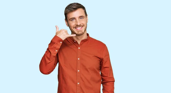 Όμορφος Καυκάσιος Άντρας Που Φοράει Καθημερινά Ρούχα Χαμογελώντας Κάνει Τηλεφωνική — Φωτογραφία Αρχείου