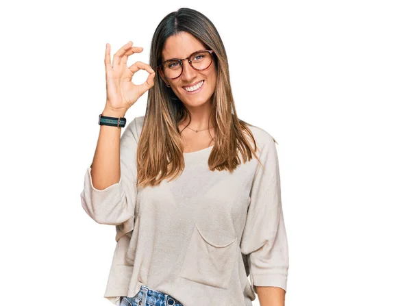 Giovane Donna Che Indossa Abiti Casual Occhiali Sorridente Positivo Facendo — Foto Stock