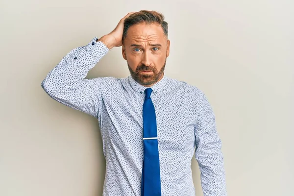 Pohledný Muž Středního Věku Pracovní Košili Kravatě Zmatený Zamyšlený Nad — Stock fotografie