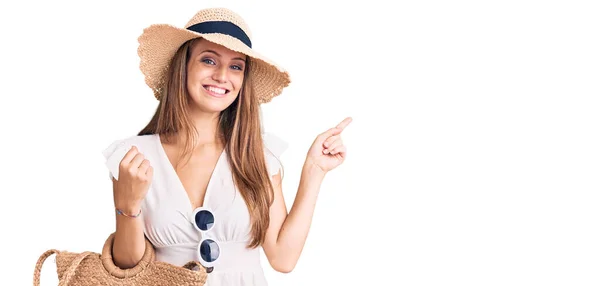 Joven Hermosa Mujer Rubia Con Vestido Verano Bolso Mimbre Sonriendo — Foto de Stock