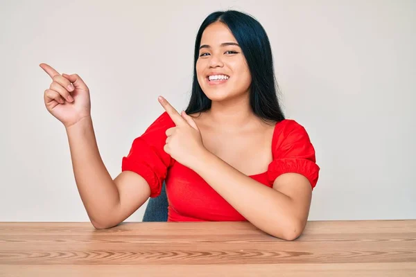 Jong Mooi Aziatisch Meisje Dragen Casual Kleding Zitten Tafel Glimlachen — Stockfoto