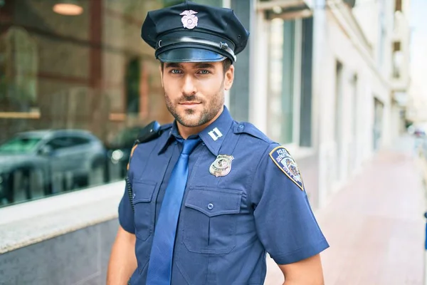 Ung Flot Latinamerikansk Politimand Iført Politiuniform Stående Med Alvorlige Udtryk - Stock-foto