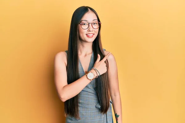 Ung Kinesisk Kvinna Bär Affärsklänning Och Glasögon Ler Glad Pekar — Stockfoto
