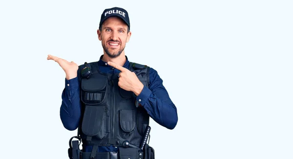 Joven Hombre Guapo Vistiendo Uniforme Policía Sorprendido Sonriendo Cámara Mientras — Foto de Stock