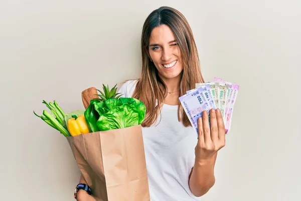 Morena Mujer Joven Sosteniendo Comestibles Billetes Rupias Indias Guiñando Ojo —  Fotos de Stock