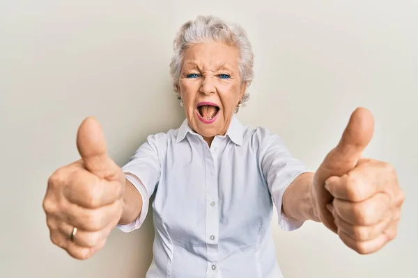 Starší Šedovlasá Žena Dělá Palce Nahoru Pozitivní Gesto Úsměvem Hlasitě — Stock fotografie