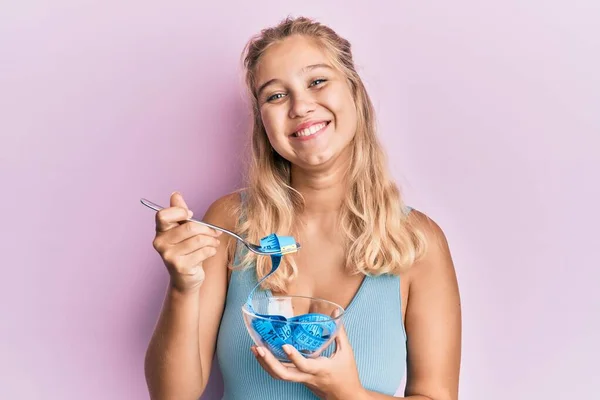 Menina Loira Comendo Medidor Medida Fazendo Dieta Para Perda Peso — Fotografia de Stock
