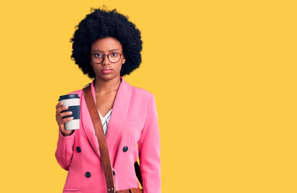 Mladá Africká Americká Žena Kožené Tašce Pití Odnést Šálek Kávy — Stock fotografie