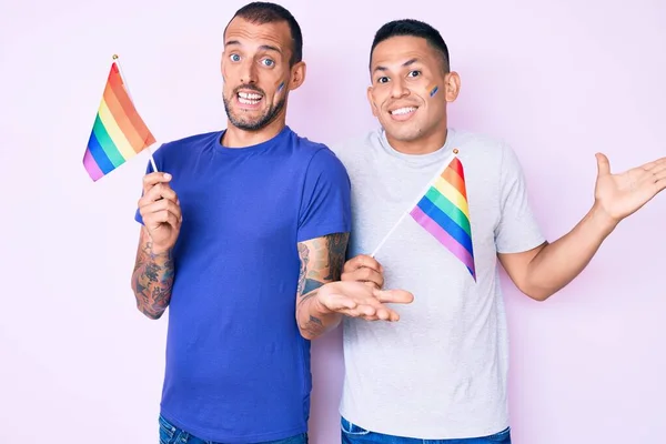 Unga Homosexuella Par Två Män Som Håller Regnbåge Lgbtq Flaggor — Stockfoto