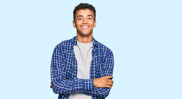 Jovem Bonito Homem Afro Americano Vestindo Roupas Casuais Rosto Feliz — Fotografia de Stock