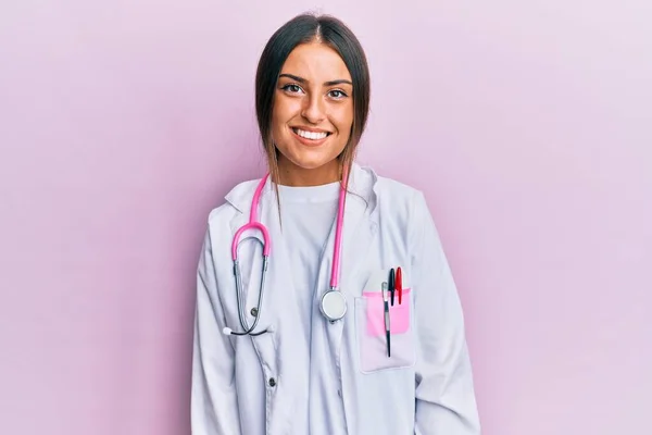 Güzel Spanyol Kadın Doktor Üniforması Giyiyor Steteskop Takıyor Yüzünde Mutlu — Stok fotoğraf