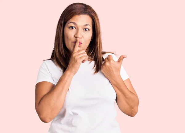 Jonge Mooie Vrouw Met Kort Haar Dragen Casual Kleding Wijzen — Stockfoto