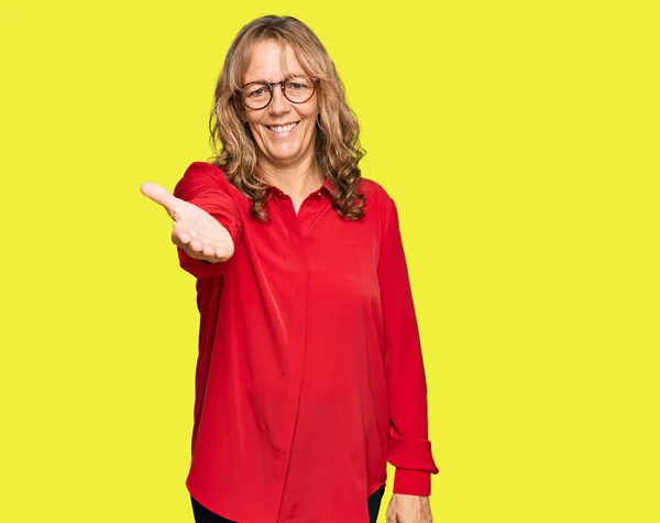 Middelbare Leeftijd Blonde Vrouw Dragen Casual Shirt Rode Achtergrond Glimlachend — Stockfoto
