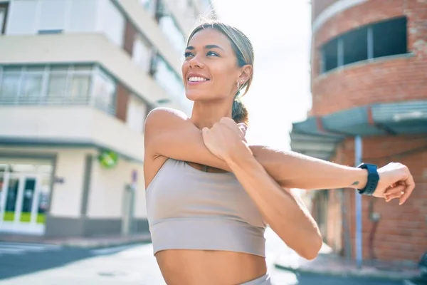 Spor Kıyafetleri Giyen Spor Elbiseli Açık Havada Esneme Hareketleri Yapan — Stok fotoğraf