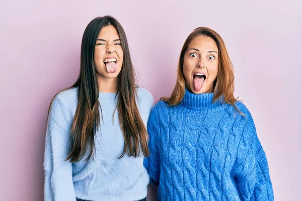 Spaanse Familie Van Moeder Dochter Dragen Wol Winter Trui Steken — Stockfoto