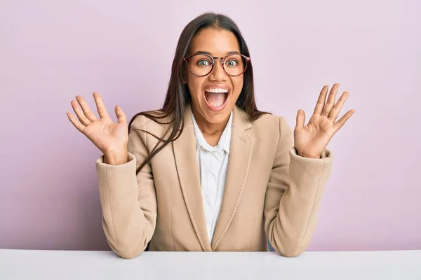 Mulher Hispânica Bonita Trabalhando Escritório Celebrando Louco Espantado Com Sucesso — Fotografia de Stock