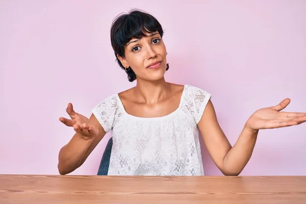 Bella Donna Brunettte Indossa Abiti Casual Sfondo Rosa Espressione Indiscussa — Foto Stock