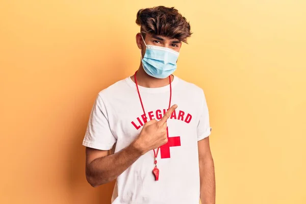 Joven Hispano Vistiendo Camiseta Salvavidas Usando Máscara Médica Sonriendo Alegre —  Fotos de Stock