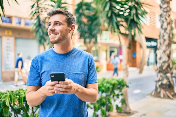 Jonge Kaukasische Man Lacht Gelukkig Met Behulp Van Smartphone Stad — Stockfoto