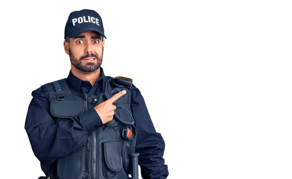 Jonge Spaanse Man Draagt Politie Uniform Wijzen Opzij Bezorgd Nerveus — Stockfoto