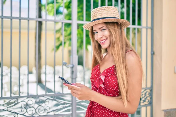 Junge Kaukasische Touristin Lächelt Glücklich Mit Smartphone Die Stadt — Stockfoto
