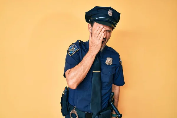 Середньовіччя Іспаномовний Чоловік Поліцейській Формі Позіхання Втомився Покриваючи Половину Обличчя — стокове фото