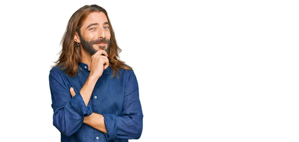 Hombre Atractivo Con Pelo Largo Barba Con Ropa Casual Mirando — Foto de Stock