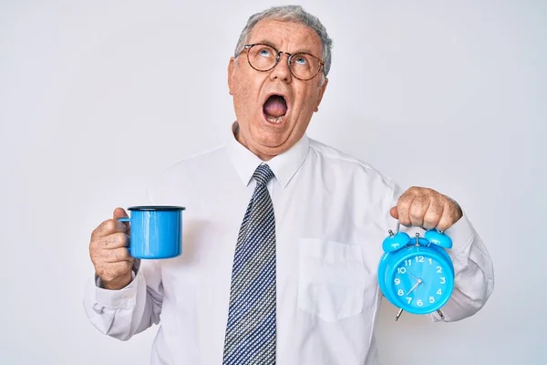 Senior Gråhårig Man Bär Affärskläder Hålla Väckarklocka Och Kopp Kaffe — Stockfoto