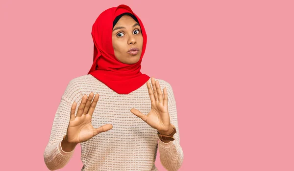 Ung Afrikansk Amerikansk Kvinna Bär Traditionell Islamisk Hijab Halsduk Flytta — Stockfoto