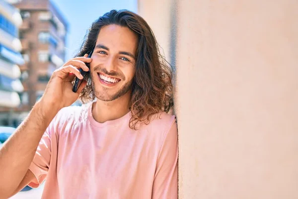 Jeune Homme Hispanique Souriant Heureux Parler Sur Smartphone Appuyé Sur — Photo