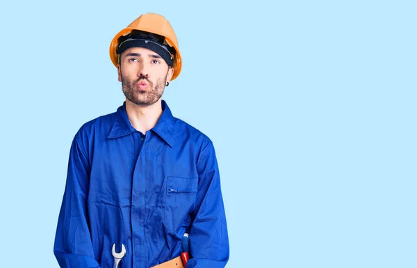 Jonge Spaanse Man Arbeidersuniform Die Vissengezicht Trekt Met Lippen Gek — Stockfoto