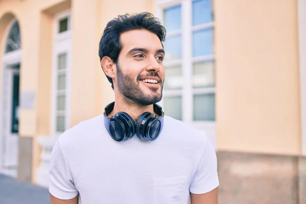 Joven Hombre Hispano Sonriendo Feliz Usando Auriculares Caminando Por Ciudad — Foto de Stock