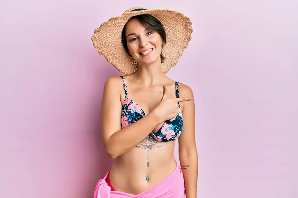 Mujer Morena Joven Con Pelo Corto Con Bikini Sombrero Sonriendo — Foto de Stock