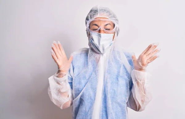 Krankenschwester Mittleren Alters Schutzausrüstung Mit Coronavirus Auf Weißem Hintergrund Feiert — Stockfoto