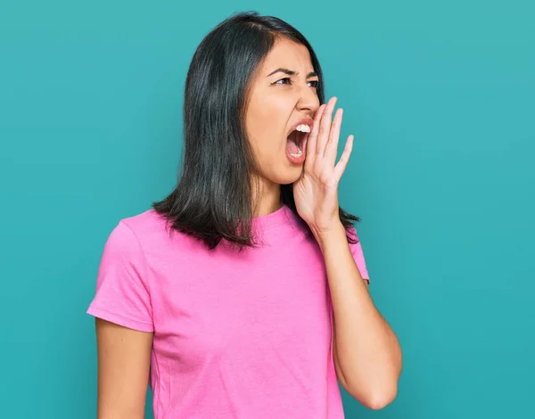 Mooie Aziatische Jonge Vrouw Draagt Casual Roze Shirt Schreeuwen Schreeuwen — Stockfoto
