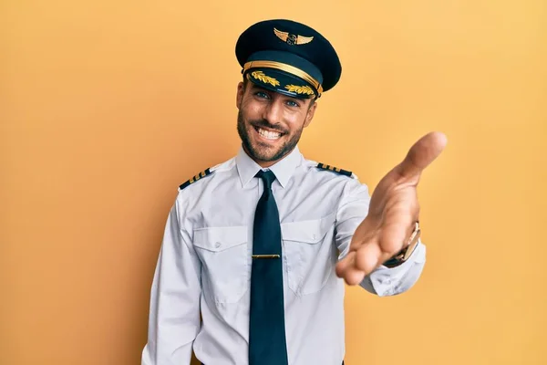 Hombre Hispano Guapo Vistiendo Uniforme Piloto Avión Sonriendo Amistoso Ofreciendo —  Fotos de Stock