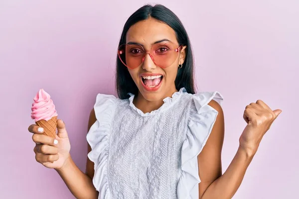 Jovem Morena Usando Estilo Verão Segurando Sorvete Apontando Polegar Para — Fotografia de Stock