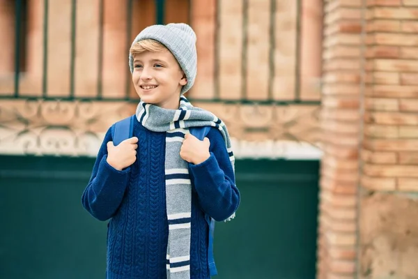 Adorable Estudiante Rubio Niño Sonriendo Feliz Pie Escuela — Foto de Stock