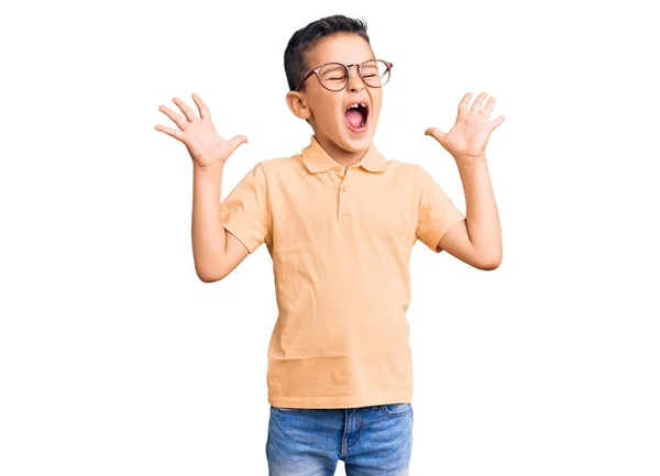 Pequeño Niño Lindo Con Ropa Casual Gafas Celebrando Loco Loco — Foto de Stock