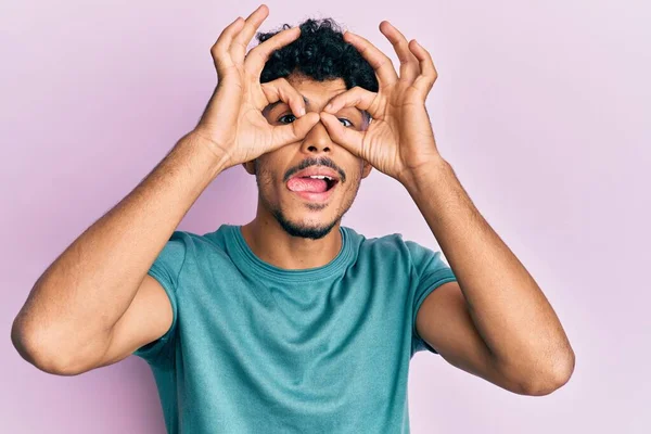 Jeune Homme Beau Arabe Portant Des Vêtements Décontractés Faisant Geste — Photo