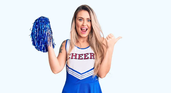 Giovane Bella Donna Bionda Indossa Uniforme Cheerleader Tenendo Pompon Punta — Foto Stock