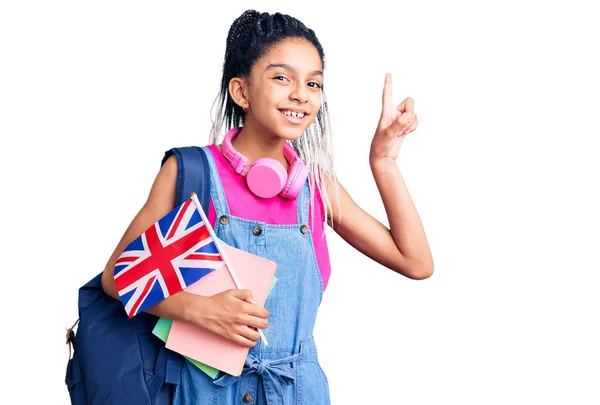 Söt Afrikansk Amerikansk Flicka Bär Student Ryggsäck Håller Förenade Kungariket — Stockfoto
